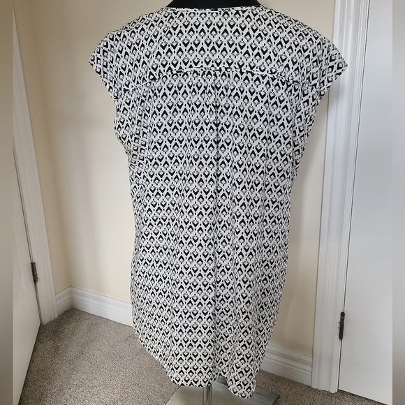 NICOLE MILLER Black & White Sleeveless V neck Top Size Large - Picture 3 of 5